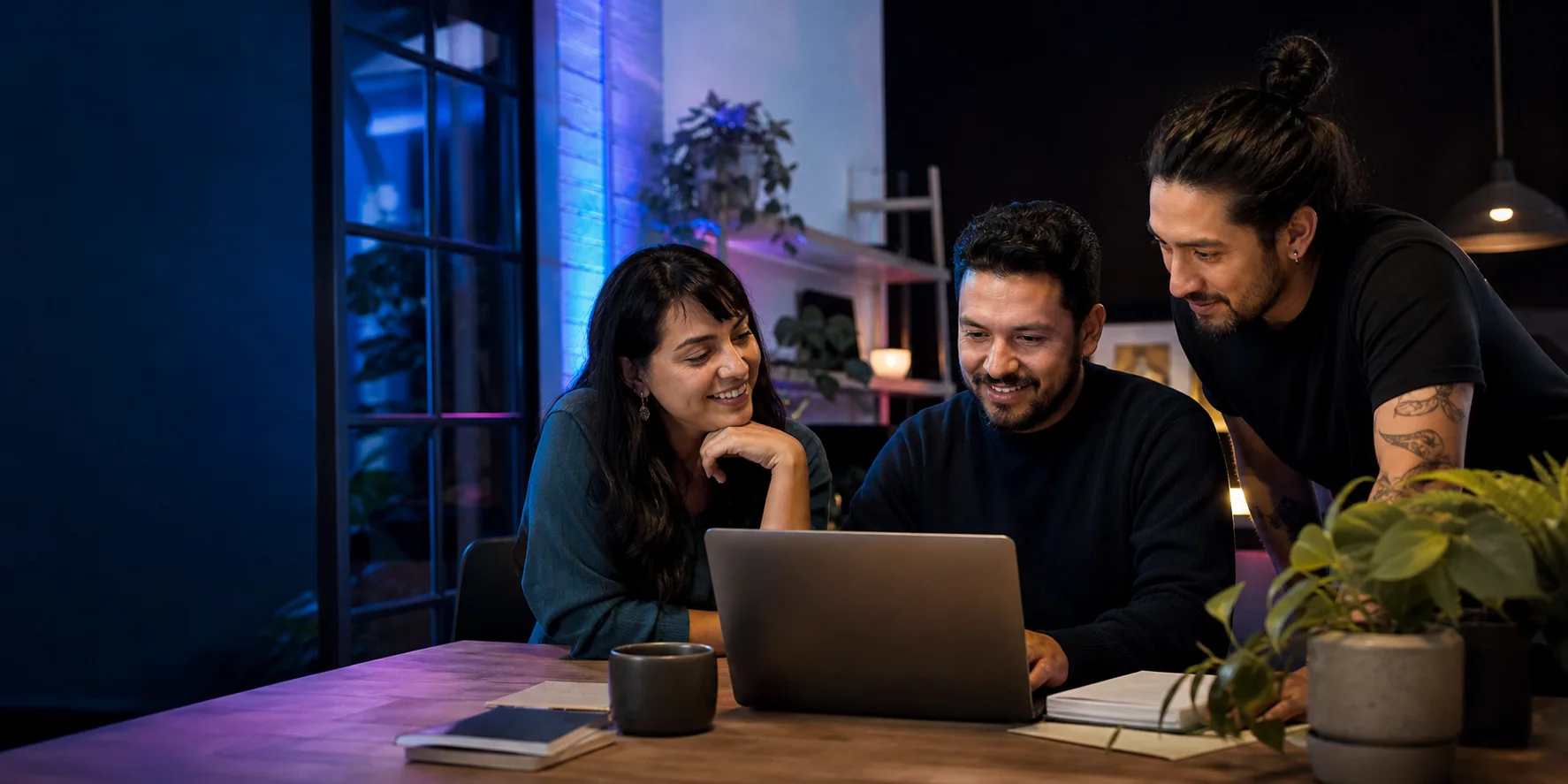 Tres emprendedores colaborando frente a una computadora